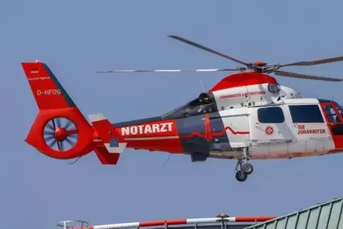 Fliegt und fliegt – trotz vieler Diskussionen: der Intensivtransporthubschrauber „Air Rescue Pfalz“ der Johanniter Lufthilfe.  F