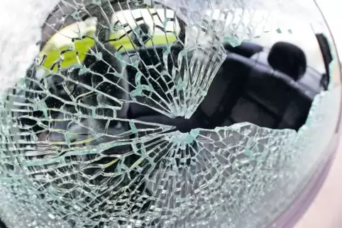 Demolierte Autos – auch diese Taten fließen in die Kriminalitätsstatistik ein.
