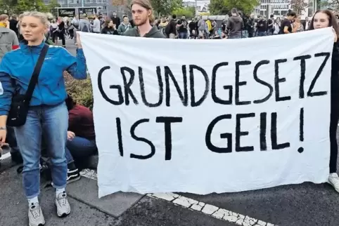 Jugendliche bei einer Demonstration in Chemnitz.