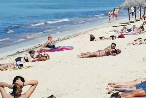 Auch chronisch Kranke machen manchmal Urlaub im Ausland. Vorher sollten sie sich um ihren Krankenversicherungsschutz kümmern.