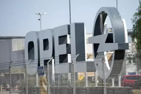 Die Halle im Hintergrund auf dem Opel-Betriebsgelände steht nach RHEINPFALZ-Informationen größtenteils leer. Fast 61.000 Quadrat