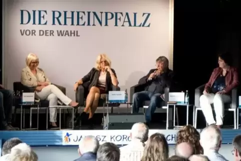 Die vier Kandidaten (von links): Doris Zinßmeister (SPD), Heike Saladin (unabhängig), Heiner Steinhauer (FWG) und Isabel Steinha
