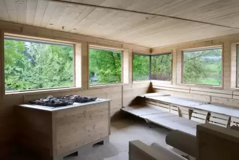 Von der Panoramasauna aus haben die Gäste den Kurpark im Blick.  Foto: Iversen