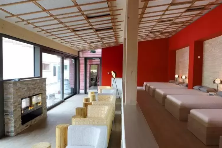Eine Kaminlounge mit Lese- und Schlafbereich l&auml;dt zum Verweilen ein.  Foto: Iversen