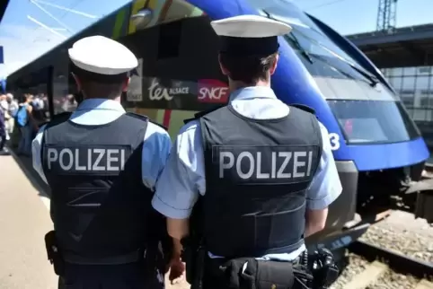 Drogenduft, der von einer sechsköpfigen Gruppe ausging, machte Polizisten misstrauisch. Bei der anschließenden Kontrolle wurden 