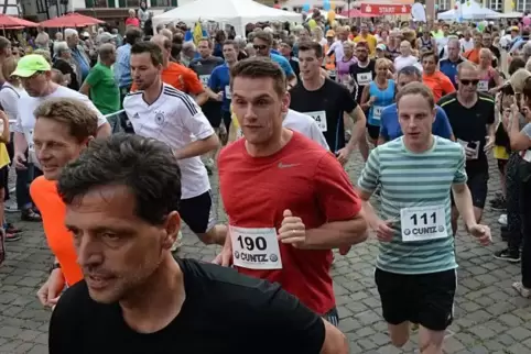Am 21. Juni laufen sie wieder: Ob Mannschaften aus den Ortsteilen beim Neustadter Altstadtlauf (hier das Rennen 2017) unterwegs 