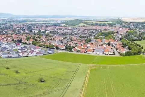 Blick auf das künftige Baugebiet Süd X. Es liegt zwischen Süd IX (links) und der Kerzenheimer Straße, über die es angebunden wir