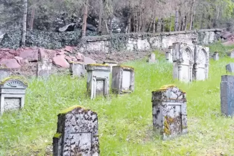 Als keine einfache Reparatur erweist sich die Wiederherstellung der Stützmauer auf dem jüdischen Friedhof in Rodalben. Das Gelän