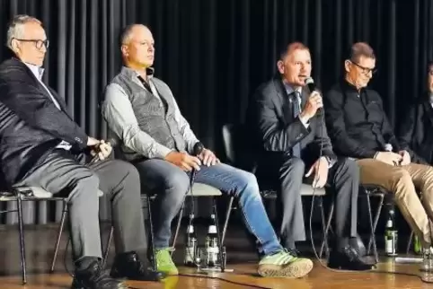 Die Kandidaten für das Bürgermeisteramt: (von links) Patrick Fassott, Tobias Hook, Thomas Hauser, Stefan Bentz, Steffen Weber un