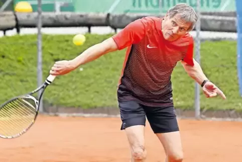 Werner Meyer im Spiel für die Herren 65 des TC Dudenhofen.