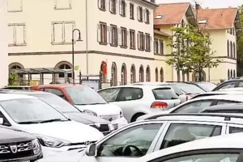 Ständig belegt: Parkplätze am Windener Bahnhof. Nun sollen über 100 Zusätzliche her.