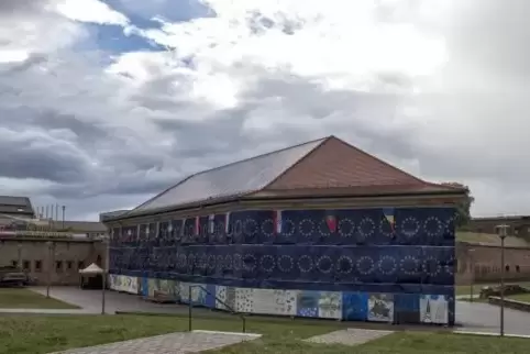 Einst Festung gegen Frankreich, jetzt Symbol für den Frieden in Europa: Mit Europafahnen verhängte Grabenwehr in Germersheim. Fo