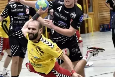 Kaum zu stoppen: Mohamed Subab belebte als Kreisläufer das Spiel der HSG. Bei seinem Abschiedsspiel muss er zuschauen. Er hat si