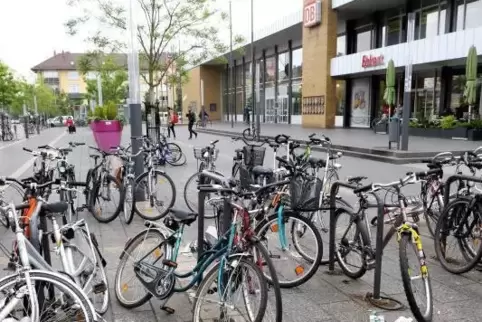 Kreuz und quer abgestellte Fahrräder und Müll auf dem Vorplatz. Da sollen in Zukunft Stadt und Polizei eingreifen können. Foto: 