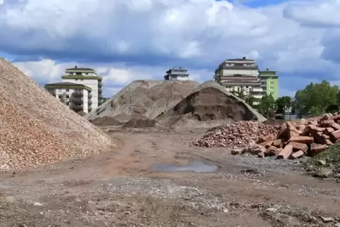 Blickrichtung Industriestraße: Große „Berge“ aus unterschiedlichem Material reihen sich auf dem Sulo-Gelände aneinander.  Foto: 