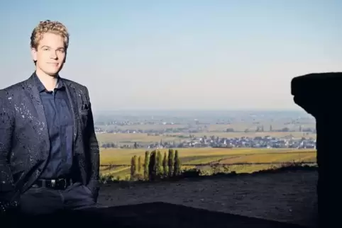 In den Weinbergen oberhalb von Neustadt: der Pianist Joseph Moog.