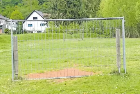 Da lässt es sich schwerlich kicken. Christina Bohl ärgert sich, dass die abgesägten Tore auf dem Bolzplatz im Bruch nicht endlic
