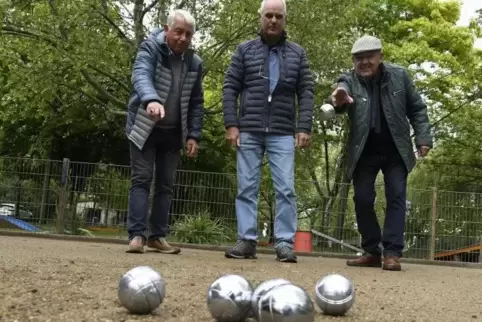 Dieter Bachner, Adam Held und Ludwig Selzer (von links) testeten die Bahn gleich nach der Eröffnung. Foto: BOLTE