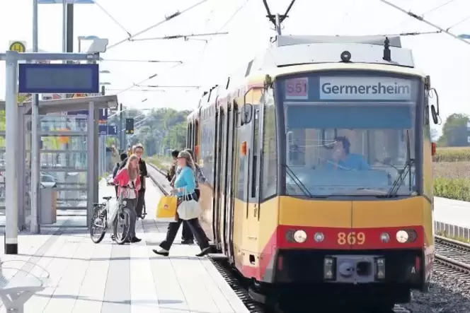 Stadtbahn am Haltepunkt Rülzheim. Stadtbahn am Haltepunkt Rülzheim.