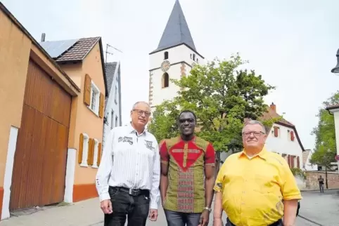 Gilbert wird von Pfarrer Heiko Schipper (links) und Günter Krick betreut. In Mutterstadt ist der 29-Jährige dank eines EMS-Austa
