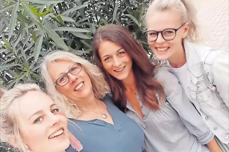 Halten zusammen: Jutta Burger-Gartner (zweite von links) mit ihren Töchtern (von links) Stefanie, Tatjana und Caroline Gartner a