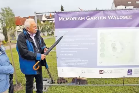 So soll es einmal aussehen: Gärtnermeister Claus Litz erklärt den Plan des Memoiram-Gartens.