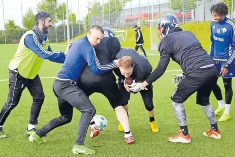 Die Fußballer und das American-Football-Team des FKP teilten sich am Donnerstagabend den Kunstrasen im Sportpark Husterhöhe zum 