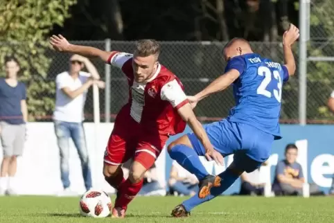 Hinter seinem Einsatz gegen Karbach steht ein Fragezeichen: Jonas Singer, Stürmer des 1. FCK II (links). Foto: VIEW
