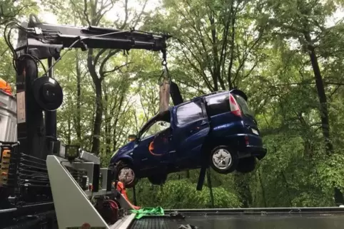 Das Auto war auf dem Dach in einem Waldstück liegen geblieben.  Foto: Polizei 