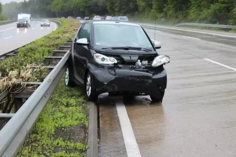 Der Smart der Autofahrerin ist auf regennasser Fahrbahn in die Leitplanke gekracht. Foto: Polizei 