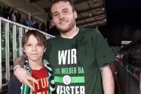 Auch Christian Lensch verlässt den FCH. Hier posiert er nach dem Gewinn der Oberliga-Meisterschaft 2018 mit einem jungen Fan. Fo