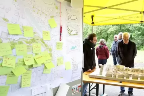 Die Bürger konnten am Samstag Wünsche und Ideen für den neuen Ostpark einbringen. Foto: Iversen