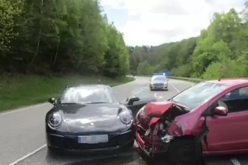 Mit einem neuen Porsche stieß eine Suzuki-Fahrerin auf der B270 zusammen. Foto: Polizei