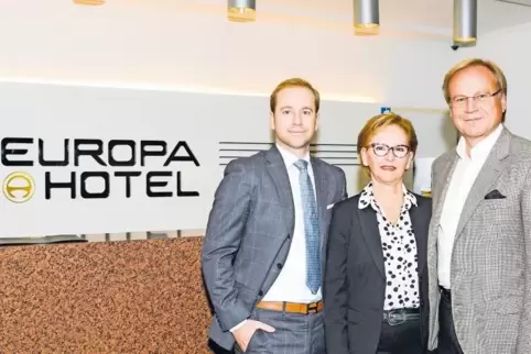 Die Familie Benke in der Hotel-Lobby: Sebastian mit seinen Eltern Bettina und Diethelm.