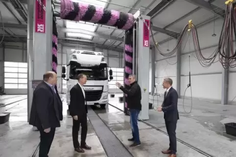 Eine der größten und modernsten Lkw-Waschanlagen der Region: Ebert Truck Wash in Ramstein. Von links: Ludwig Linsmayer, Philip P