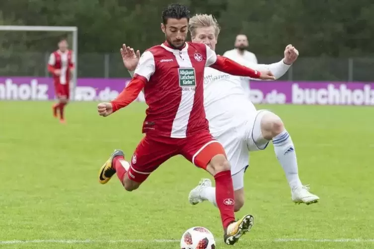 Schnell mit dem Ball unterwegs: Hüseyin Cakmak vom FCK II. Hinter ihm Julian Hohns vom FC Karbach. Foto: VIEW