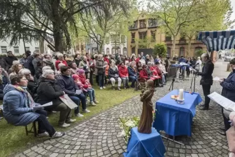 Rund 150 Menschen kamen zum alternativen Gottesdienst vor den Toren der Marienkirche . Foto: VIEW