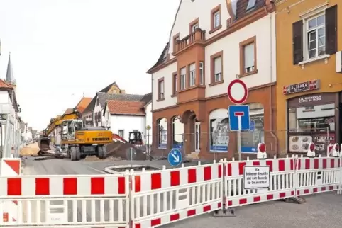 Die Auswirkungen der Baustelle in der zwischen den Einmündungen Karl-Silbernagel- und Obermühlstraße gesperrten Bellheimer Haupt