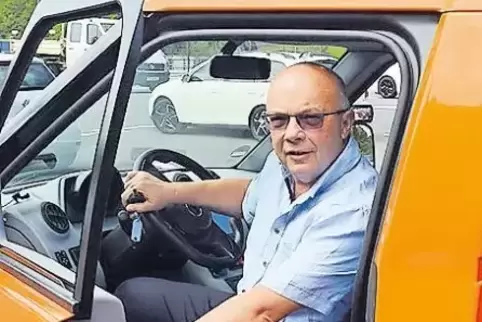 „Fährt sich gut.“ Michael Schieler testet einen neuen Elektro-Scooter des Fuhrparks.