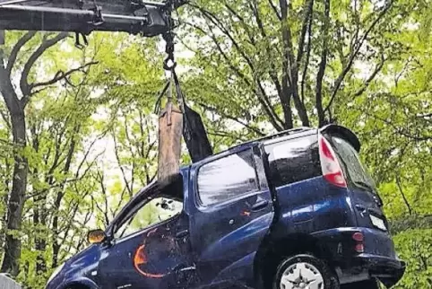 Die Fahrerin hat laut Polizei vermutlich die regennasse, kurvige Strecke unterschätzt und dann die Kontrolle über das Auto verlo