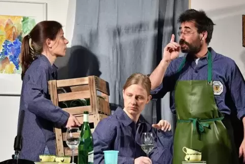 Hoher Besuch hat sich im Niederkirchener Weingut Wingerter angesagt. Doch Azubine Ramona Rausch (Melanie Dörr, links), Weingutbe