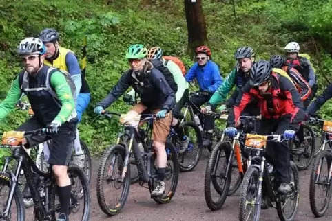 Zu Beginn des Marathons sind Bikes und Sportler noch nicht voller Schlamm. Foto: Mehn