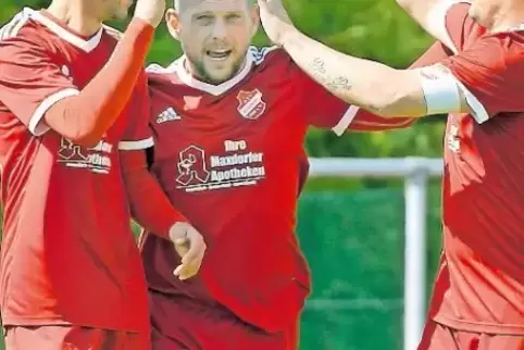 Die Maxdorfer Calin Ieremciuc, Tobias Hoffmann und Christian Jesberger (von links) jubeln nach Ieremciucs Treffer zum 3:1.