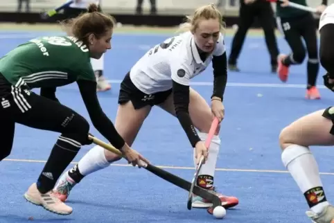 Die TG-Damen, hier Nina Büffor (weißes Trikot) im Heimspiel gegen Hanau, kletterten auf den fünften Tabellenplatz. Foto: BOLTE