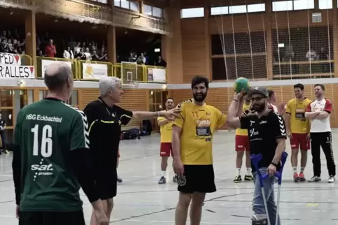 Bei der letzten Aktion des Spiels griffen Peter Baumann (links) und Mohamed Subab gemeinsam zum Ball.  Foto: Bolte