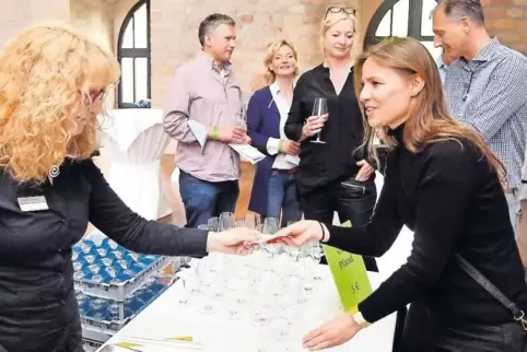 Gläserrückgabe nach der ersten Verkostungszeit: Nach drei Stunden mussten Besucher der „Lagen-Art“ Platz machen für die nächste 