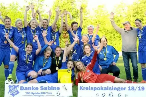 Die Minfelderinnen lassen sich feiern.  Foto: Iversen