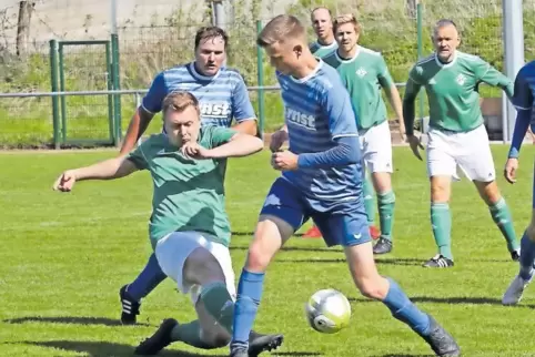 Der Ball will nicht ins Tor: Joshua Neumüller (l.) vom FK Petersberg II probiert es, Christopher Jung vom TuS Wattweiler steht i