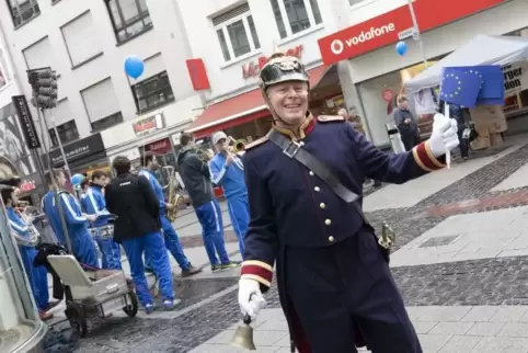 Günther Fingerle als Amtsdiener ruft zur Europawahl auf.  Foto: VIEW