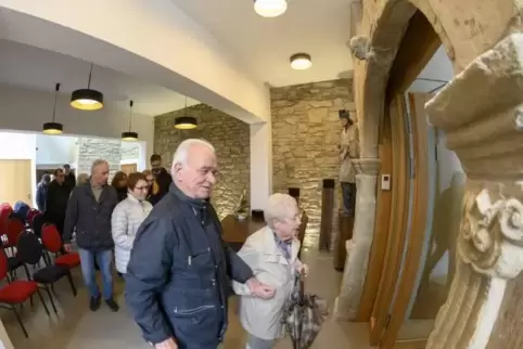 20 Besucher nutzen die Gelegenheit, sich das restaurierte Schloss bei einer Führung genauer anzusehen.  Foto: m. hoffmann